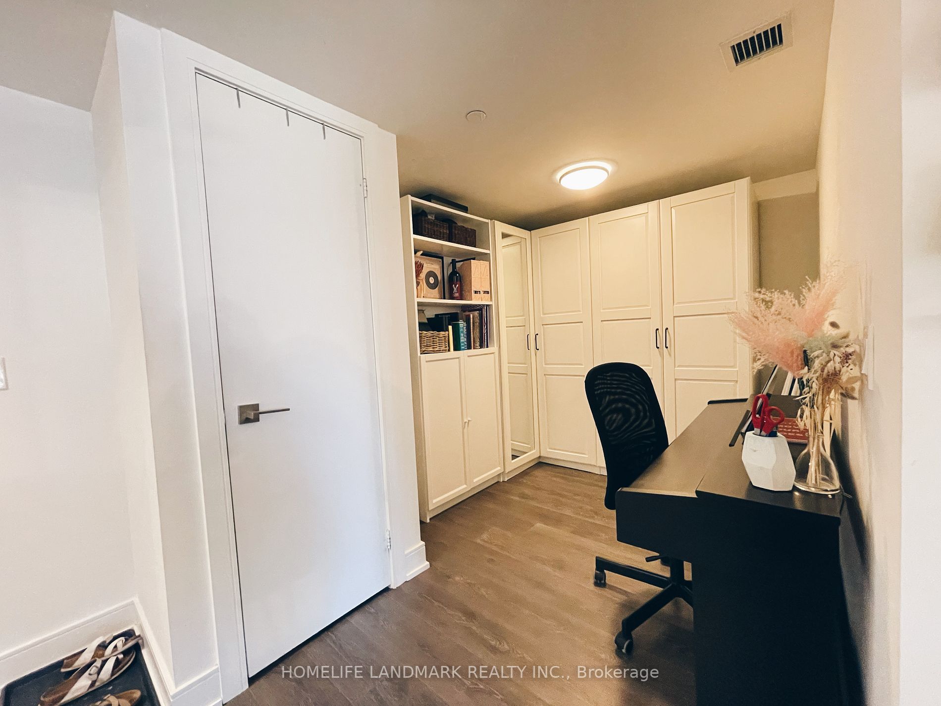 89 Mcgill St, #1004