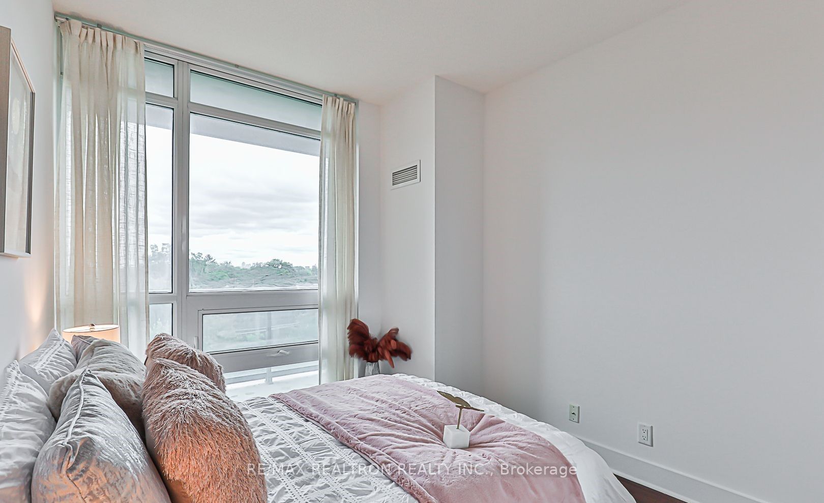 26 Norton Ave, #803