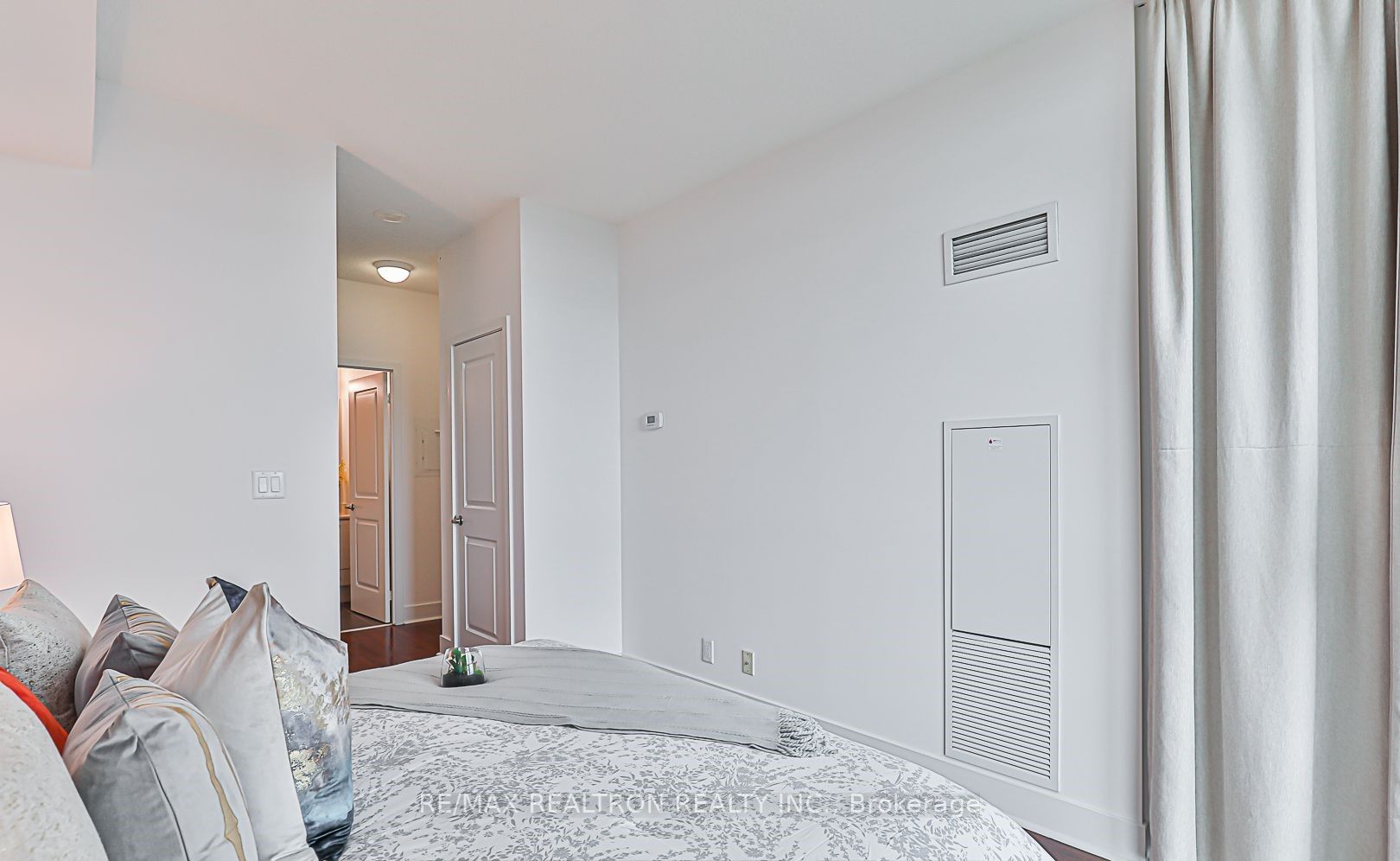 26 Norton Ave, #803