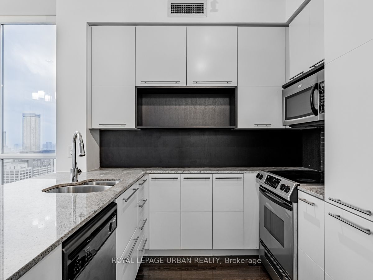 21 Carlton St, #Ph05