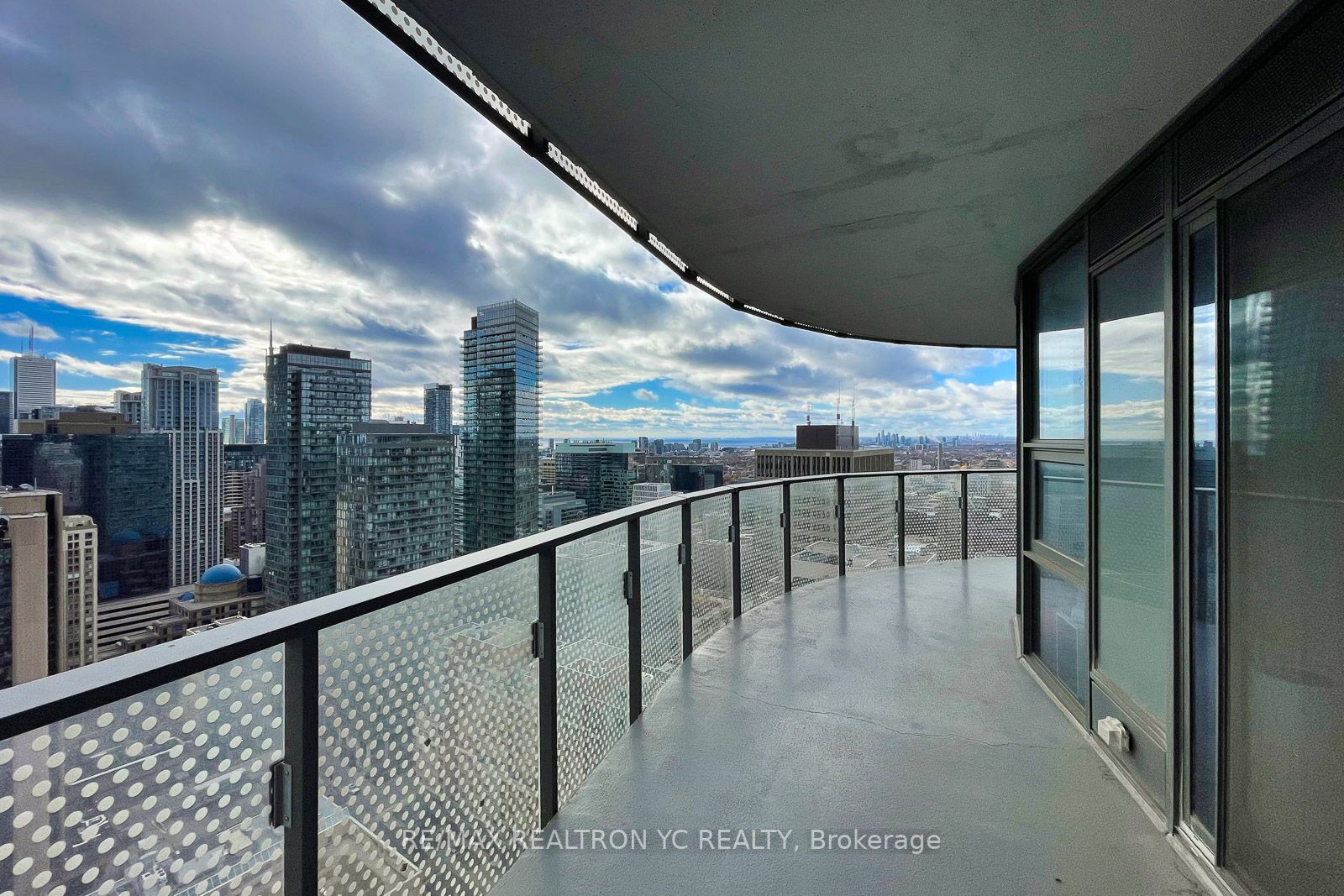 11 Wellesley St W, #3305