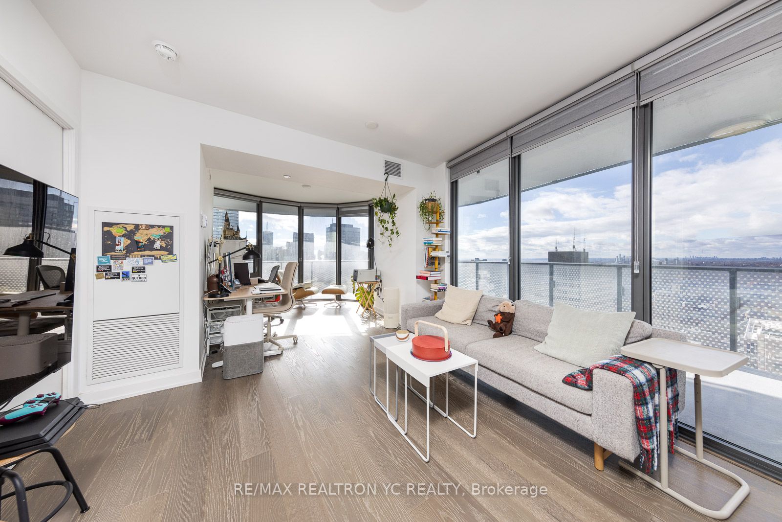 11 Wellesley St W, #3305