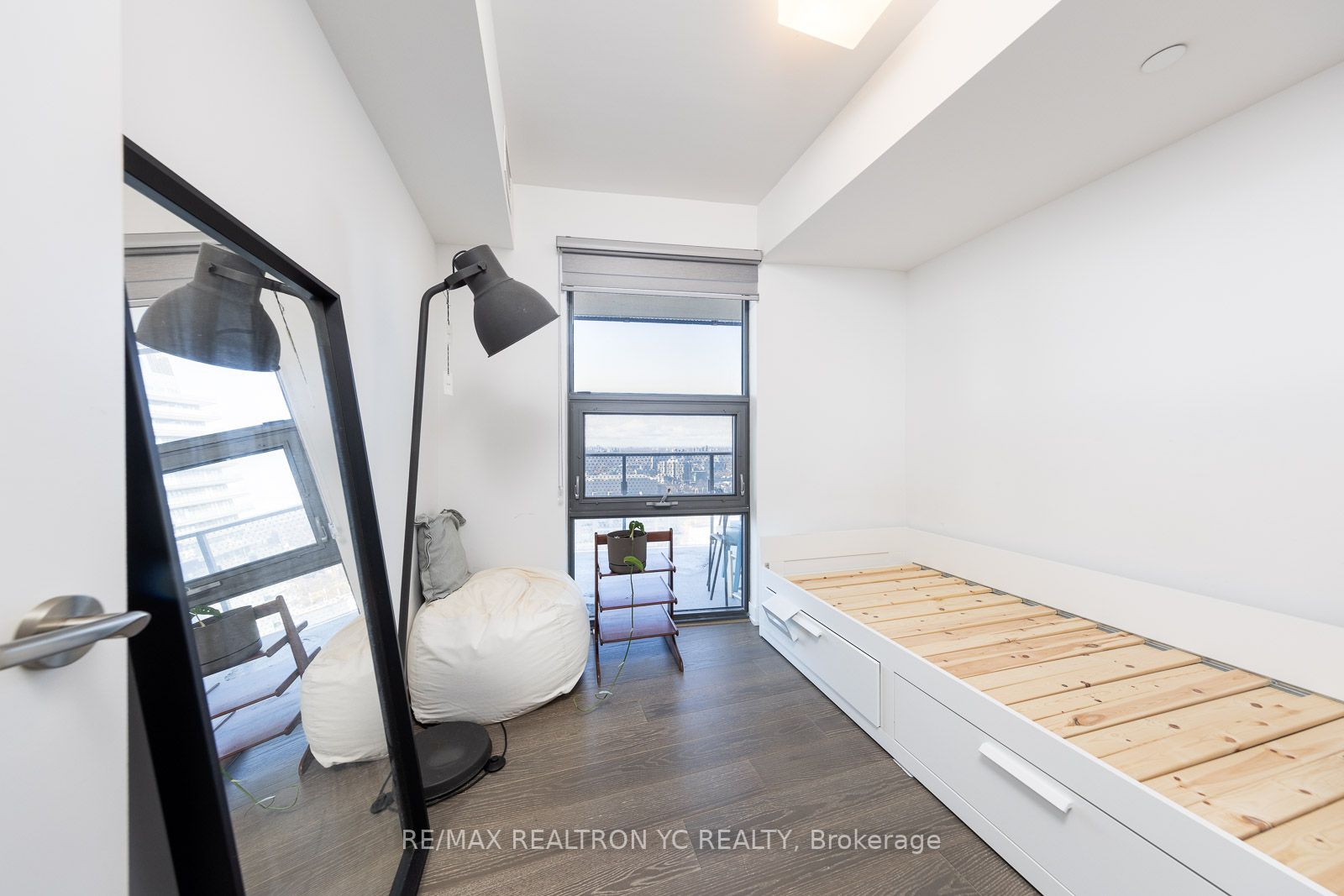 11 Wellesley St W, #3305