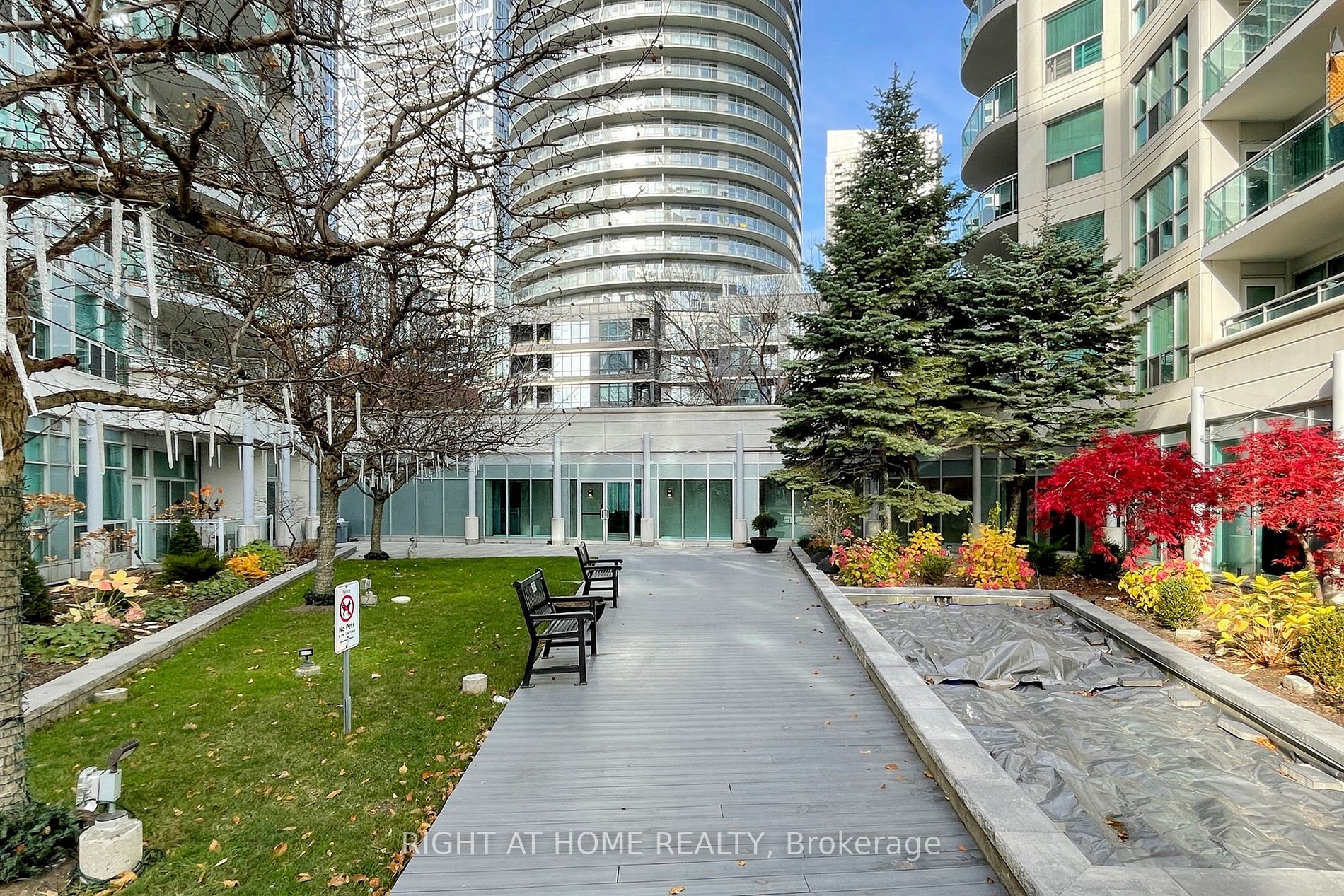 600 Queens Quay W, #809
