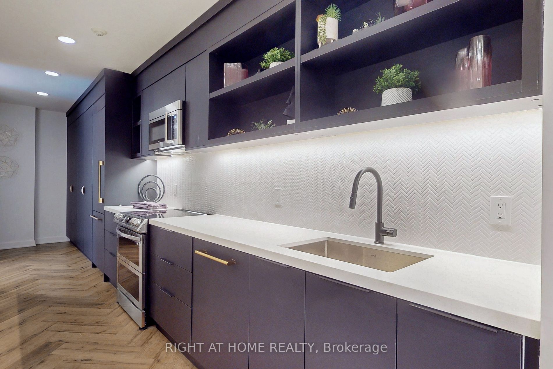 600 Queens Quay W, #809