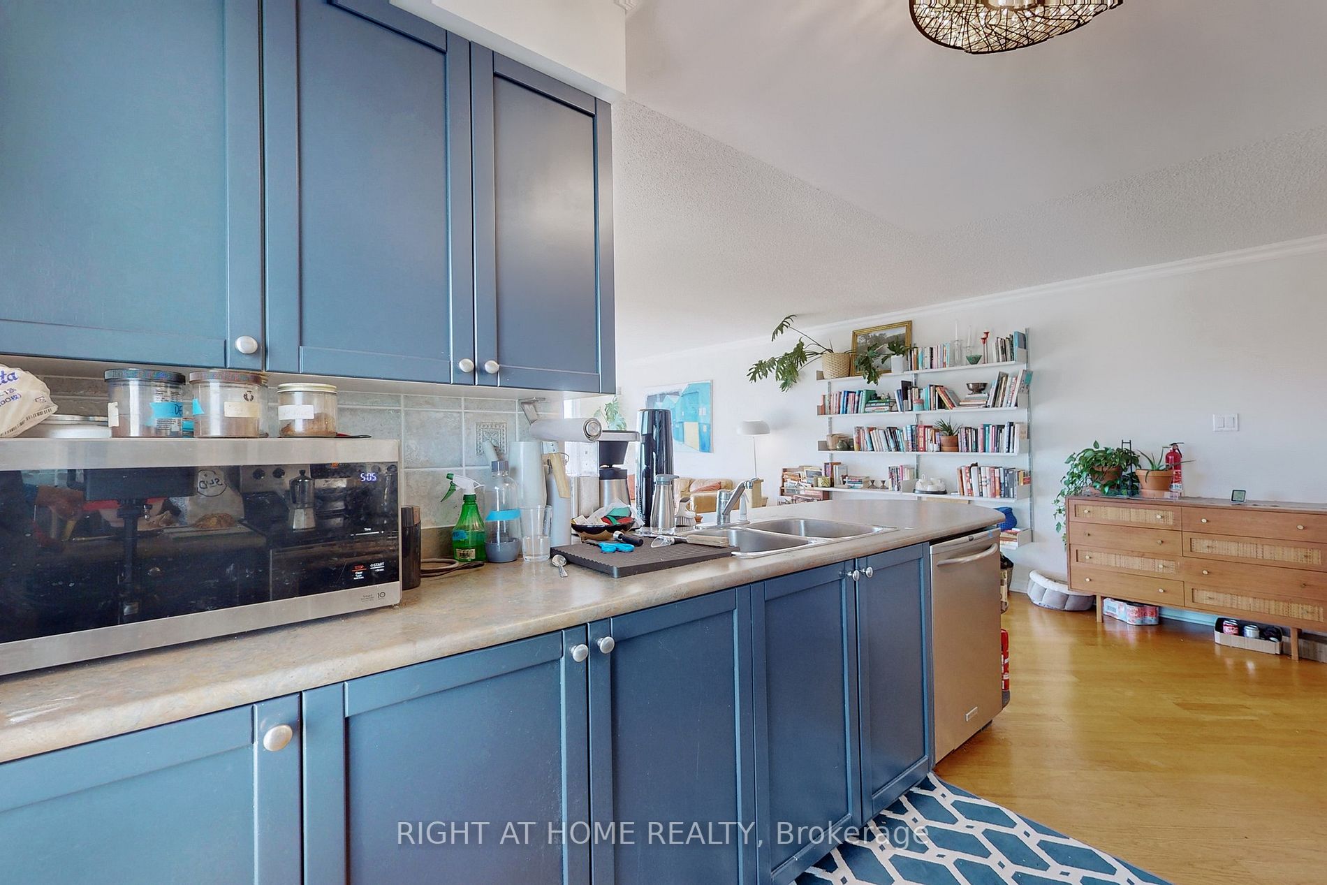 600 Queens Quay W, #809