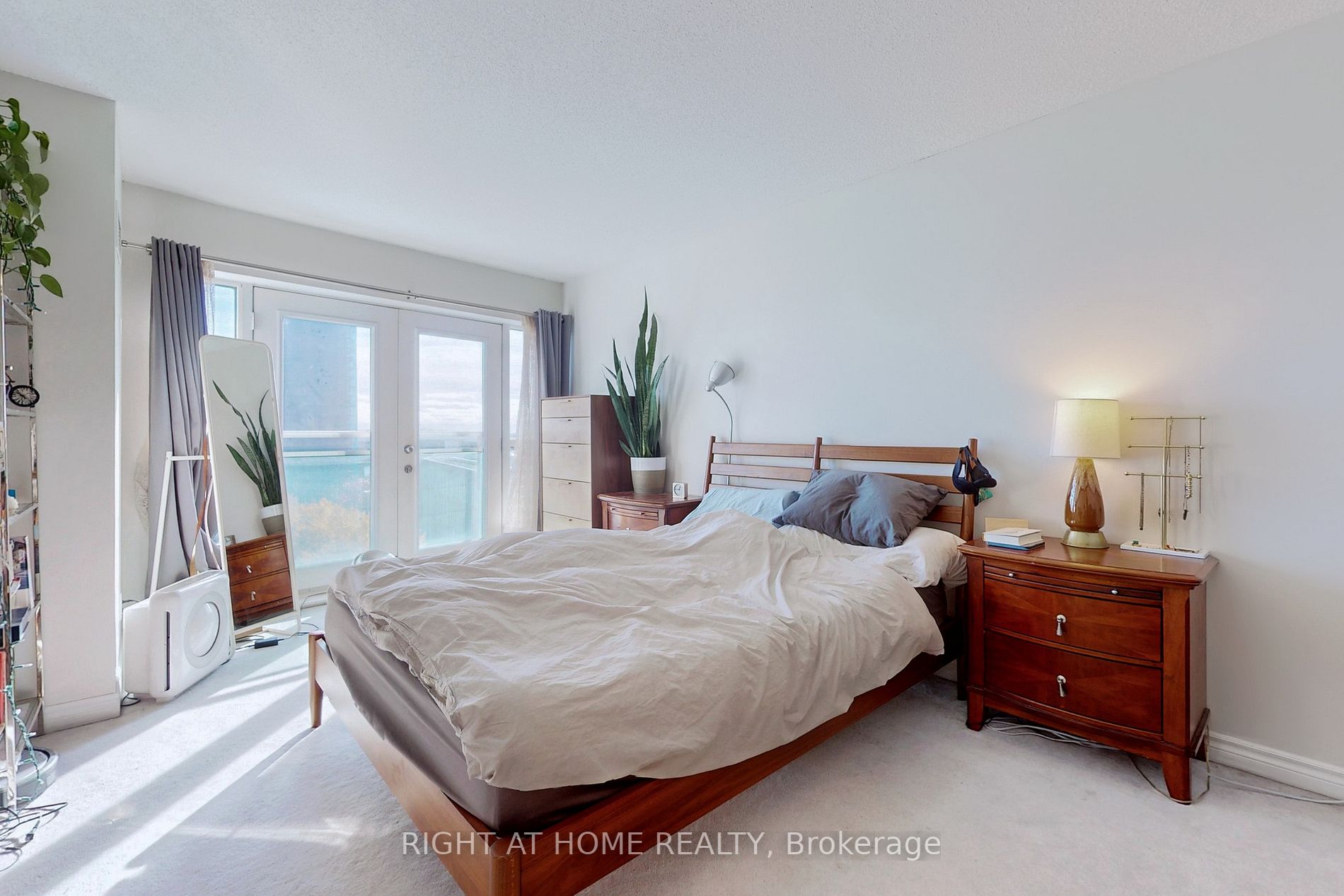 600 Queens Quay W, #809