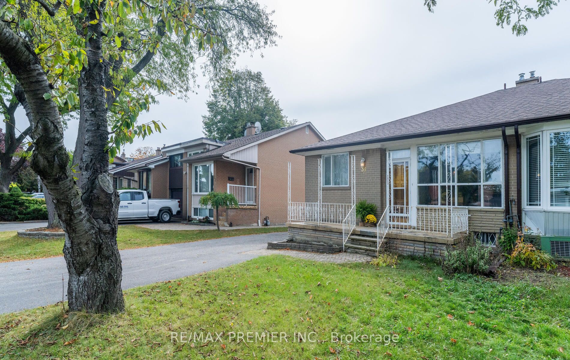 39 Combermere Dr