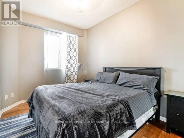 555 Yonge St, #811