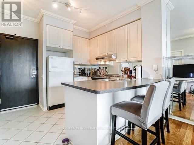555 Yonge St, #811