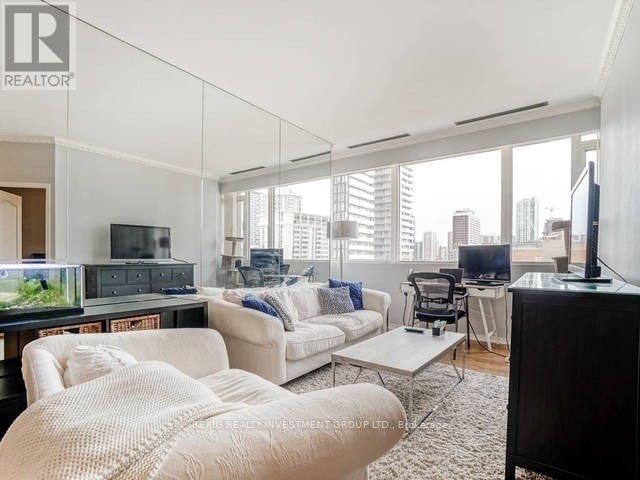 555 Yonge St, #811