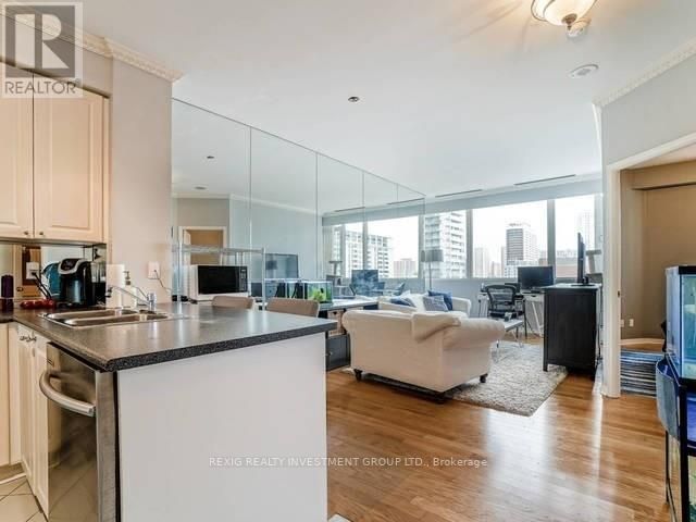 555 Yonge St, #811