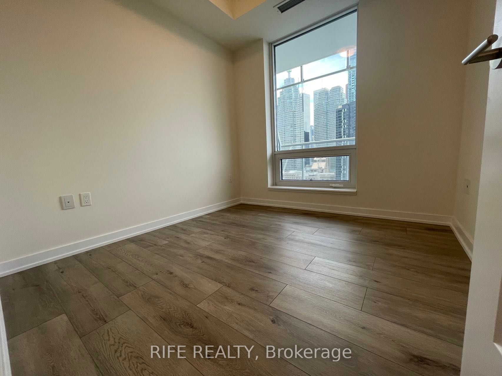 1 Yonge St, #07
