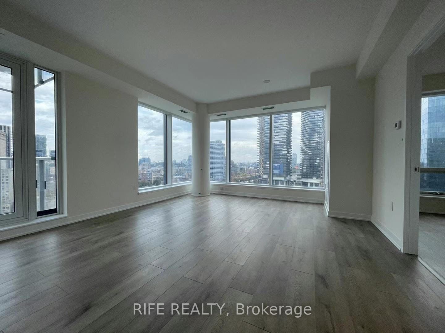 1 Yonge St, #07