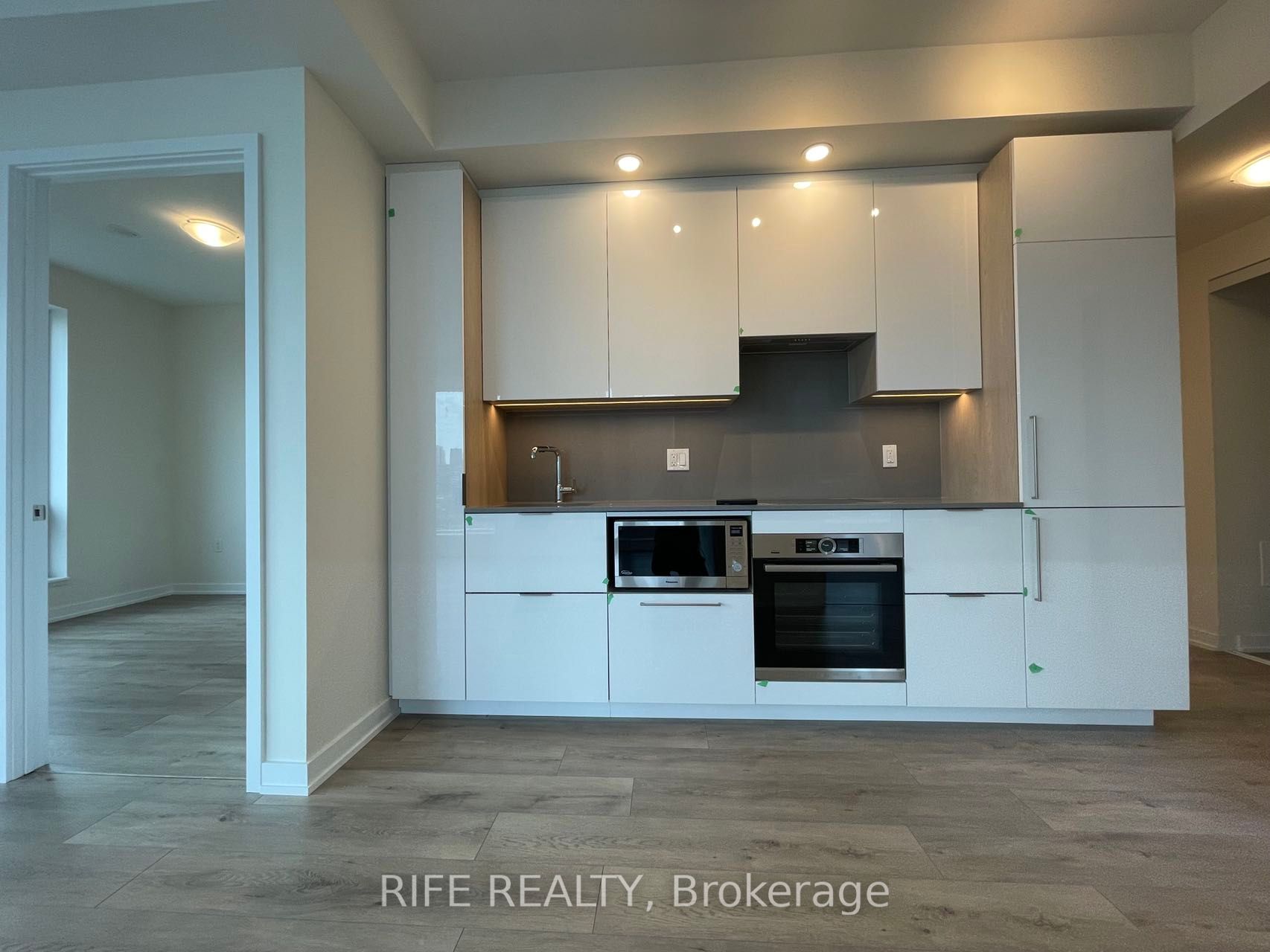 1 Yonge St, #07