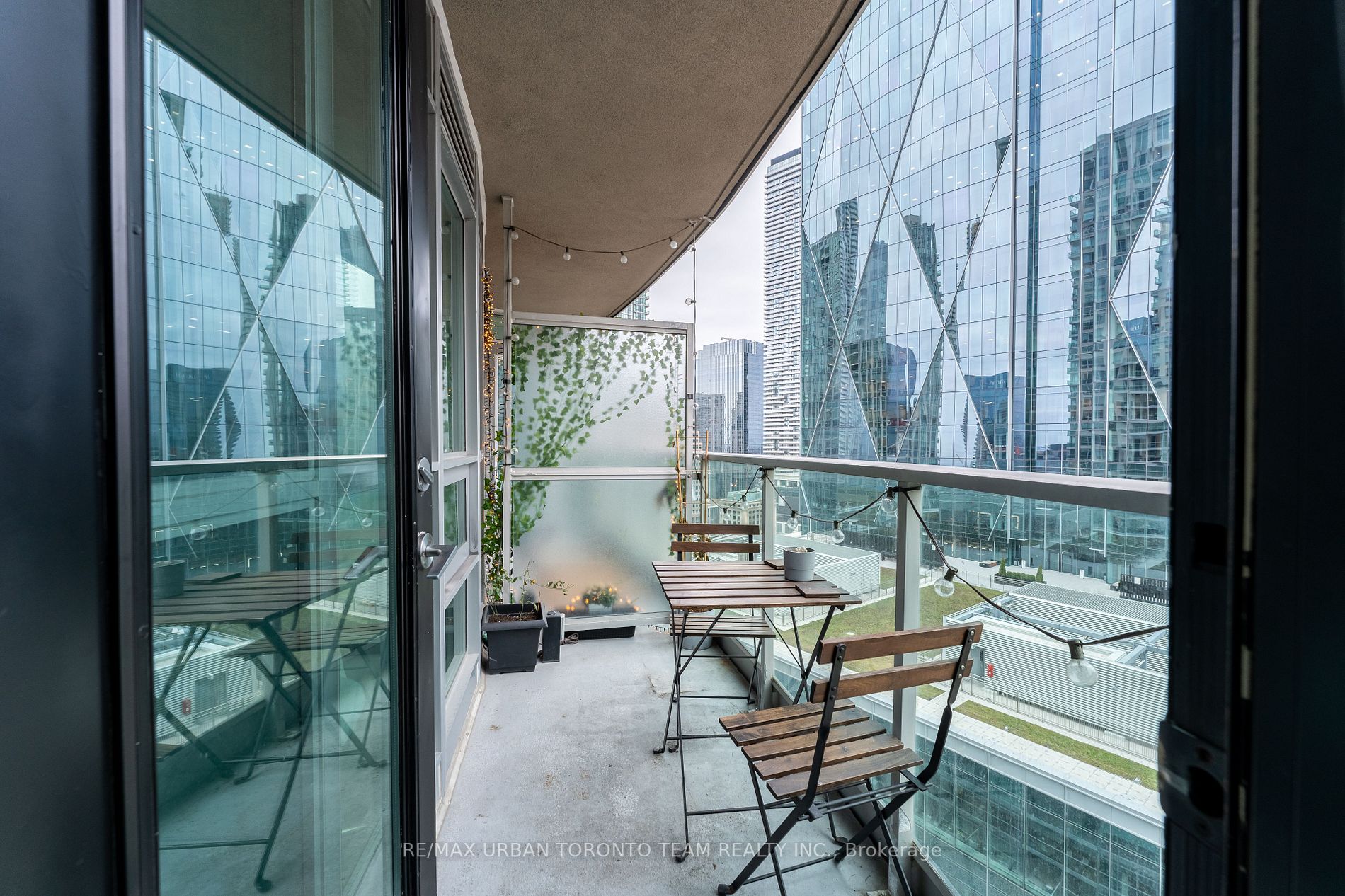 18 Yonge St, #2003