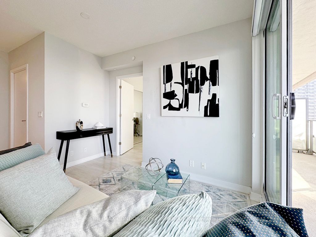 2221 Yonge St, #2006