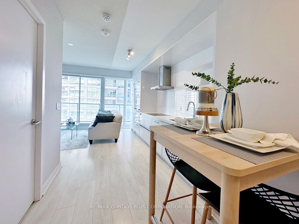 2221 Yonge St, #2006