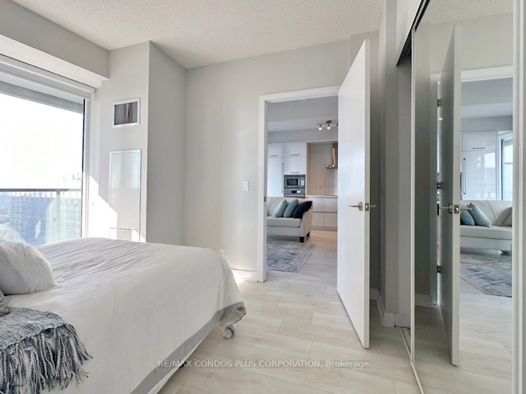 2221 Yonge St, #2006