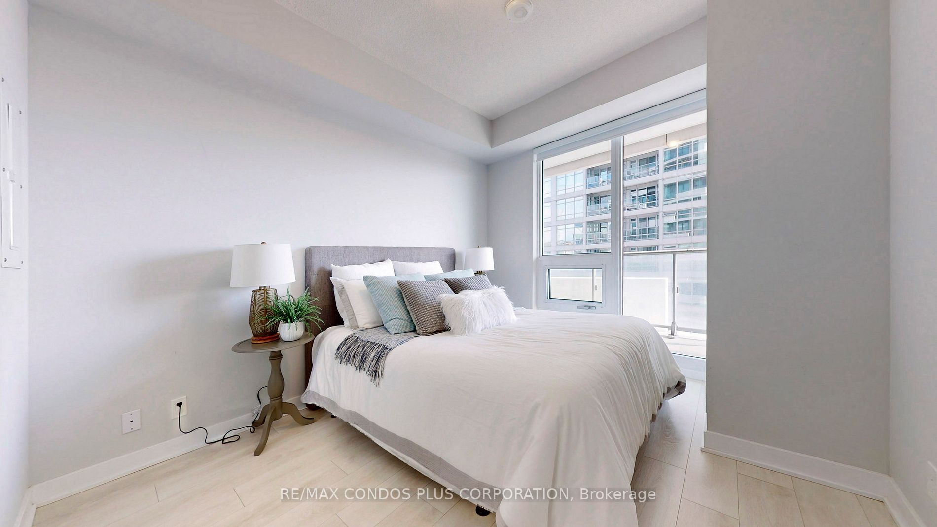 2221 Yonge St, #2006