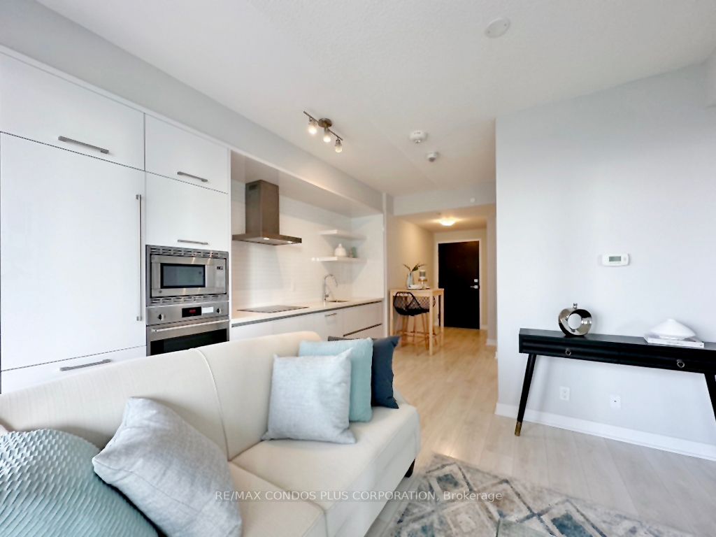 2221 Yonge St, #2006