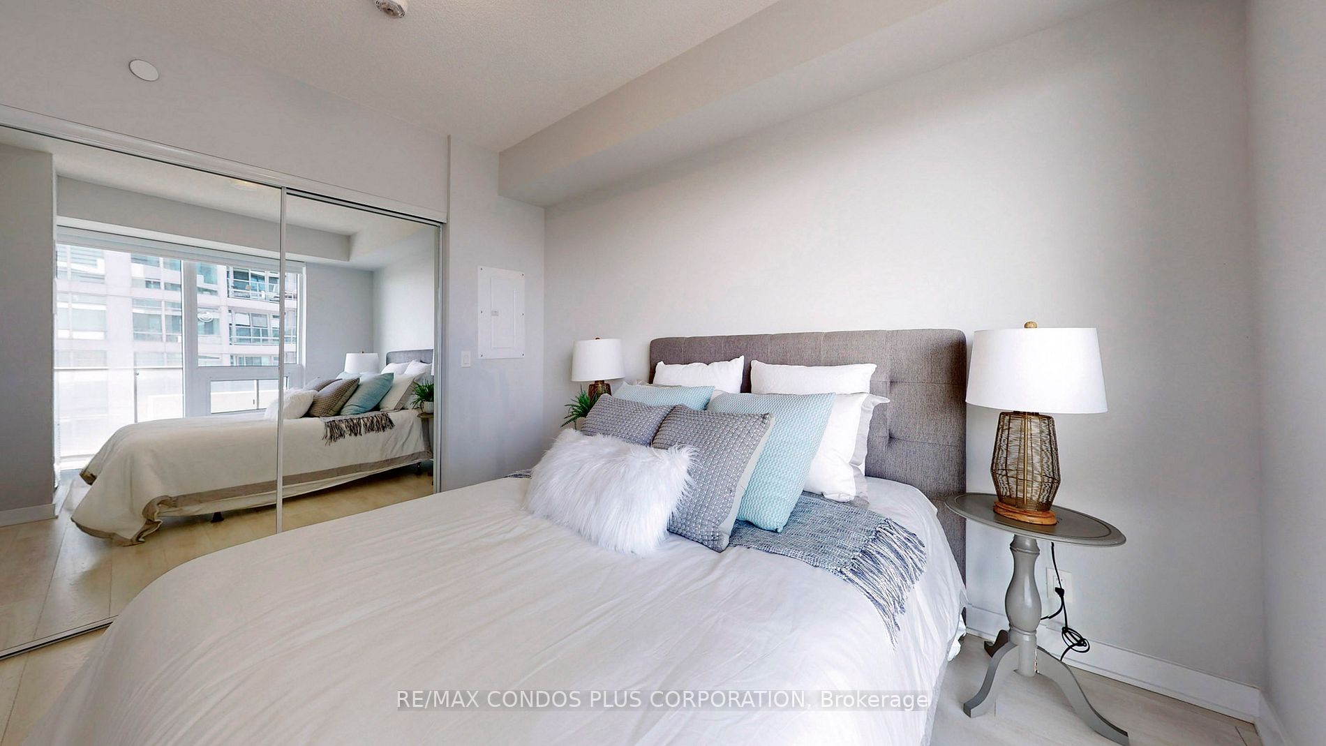 2221 Yonge St, #2006