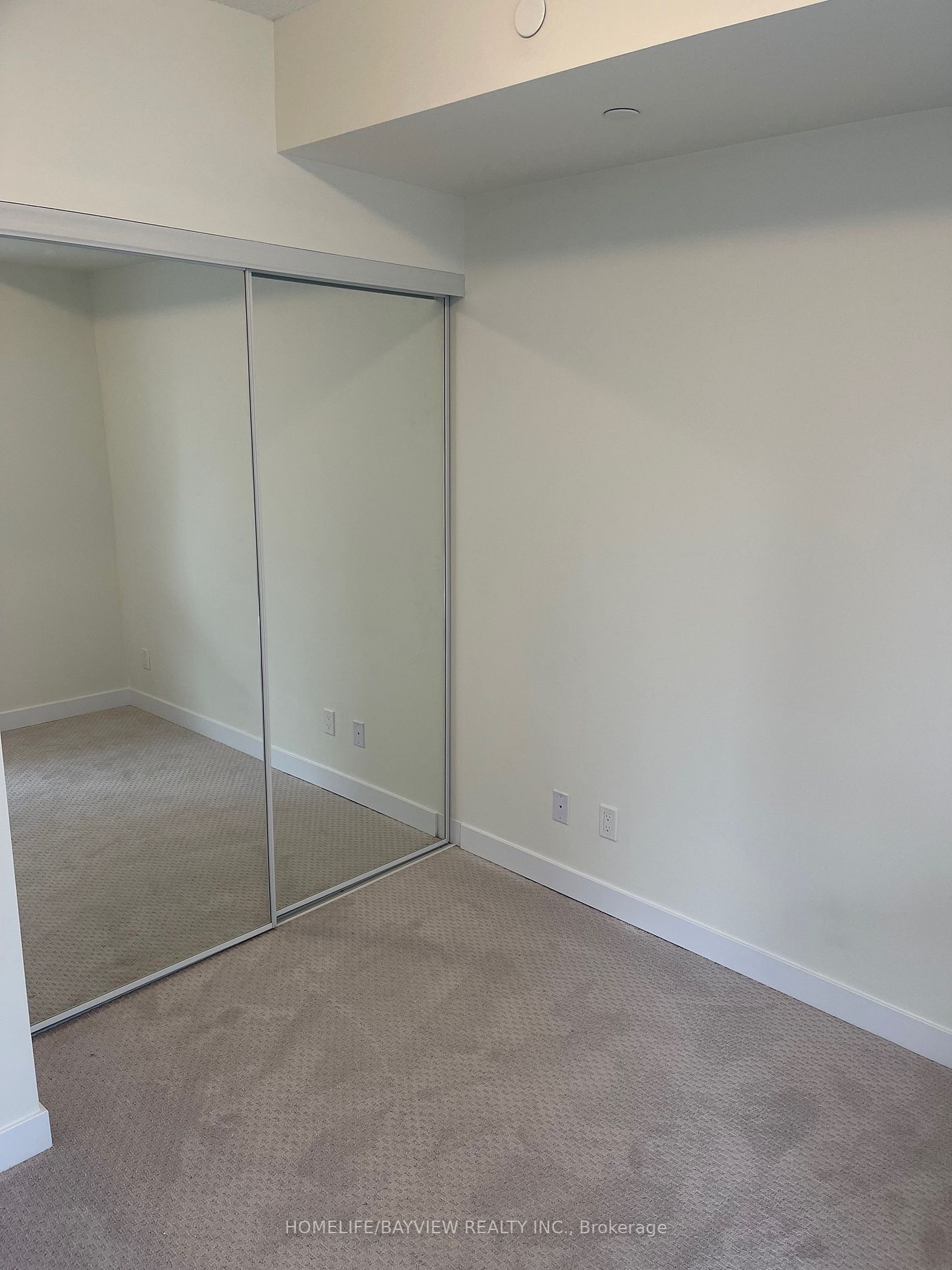 2221 Yonge St, #405