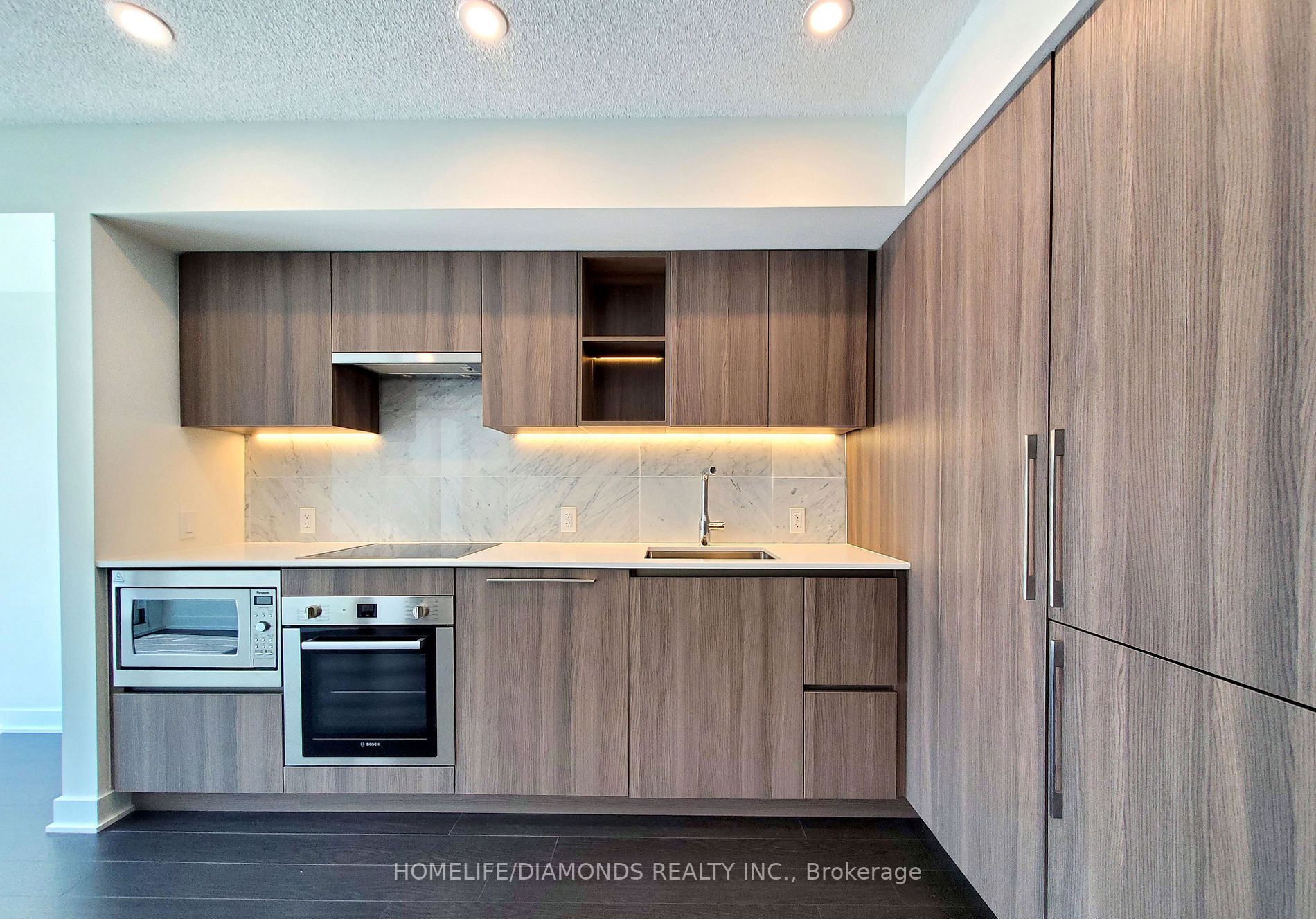 19 Bathurst St, #816