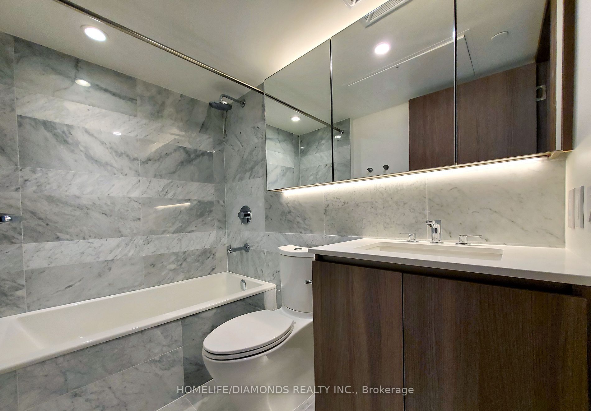 19 Bathurst St, #816
