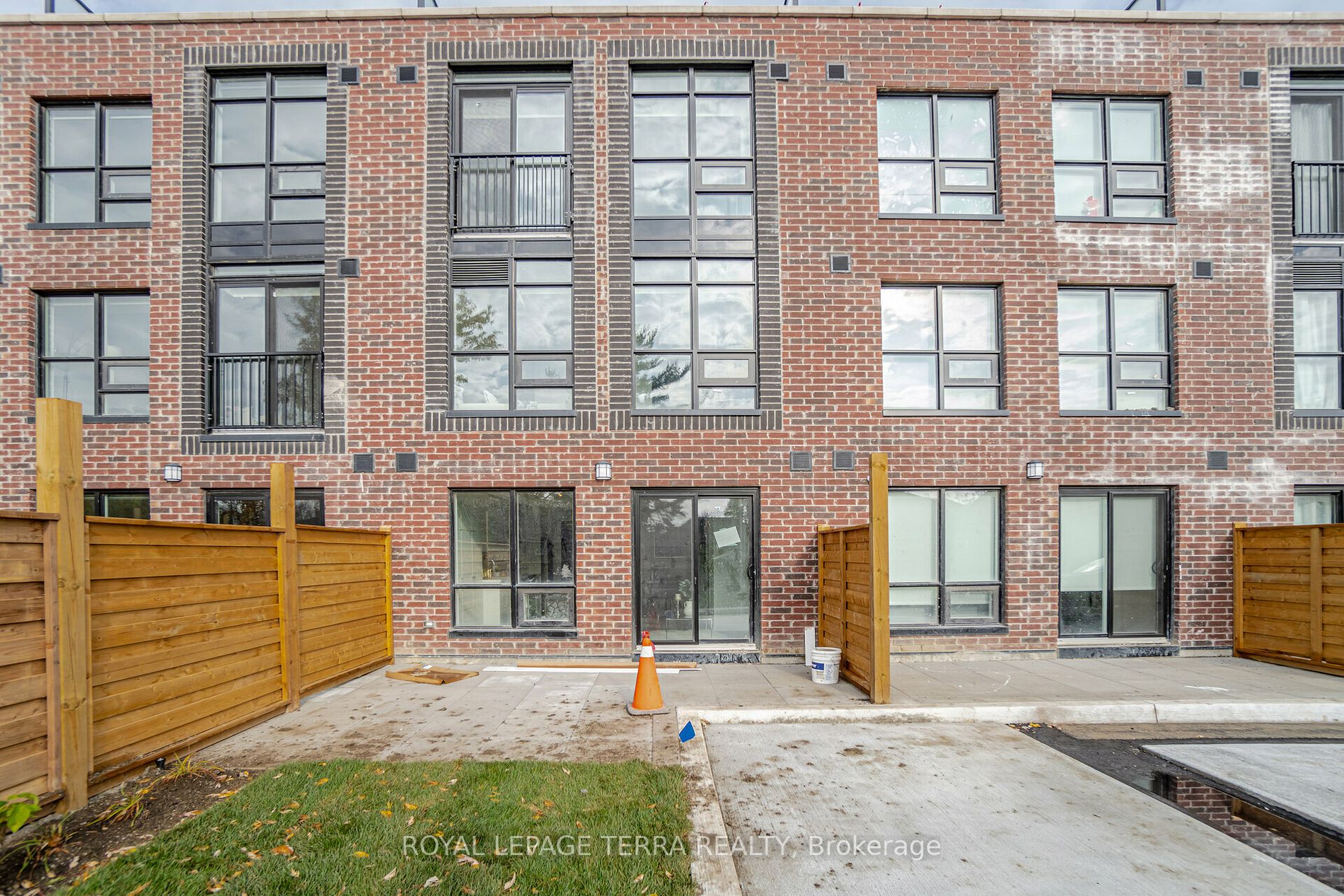 871 Sheppard Ave W, #28