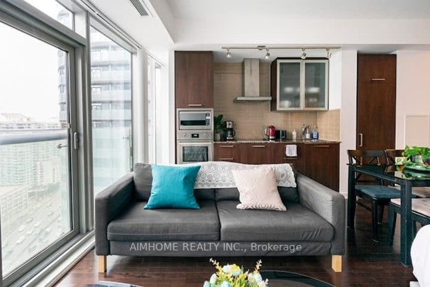 14 York St, #2004
