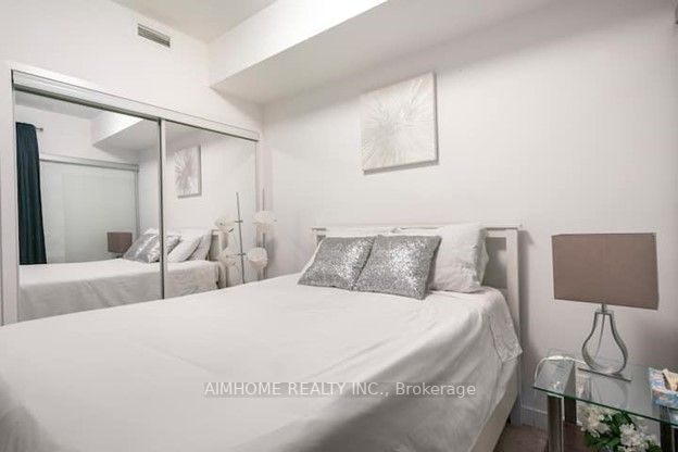 14 York St, #2004