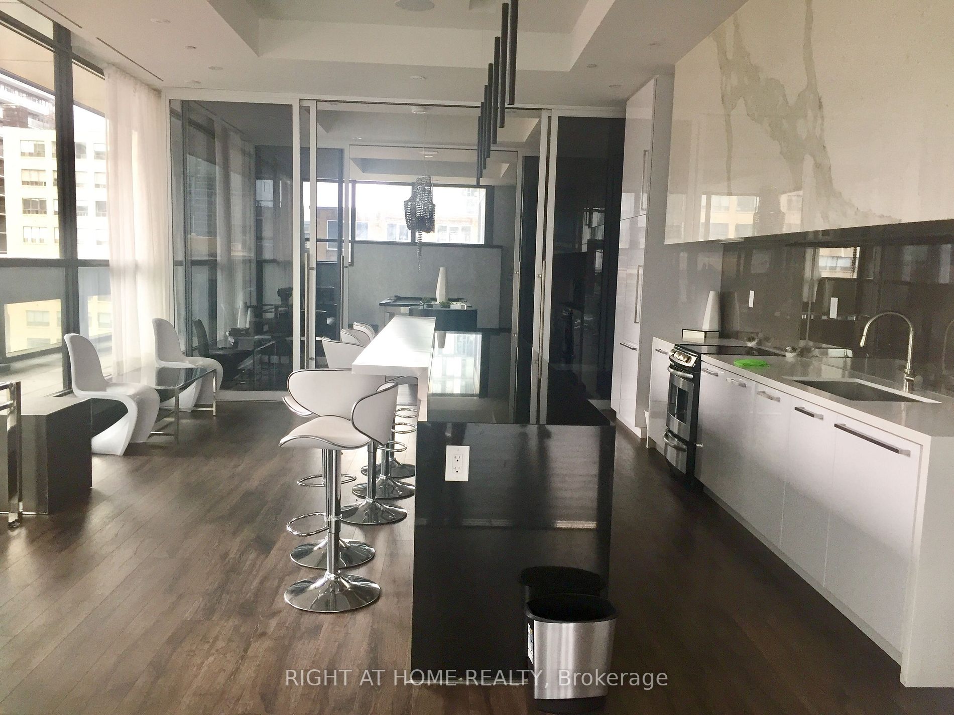 290 Adelaide St W, #1310