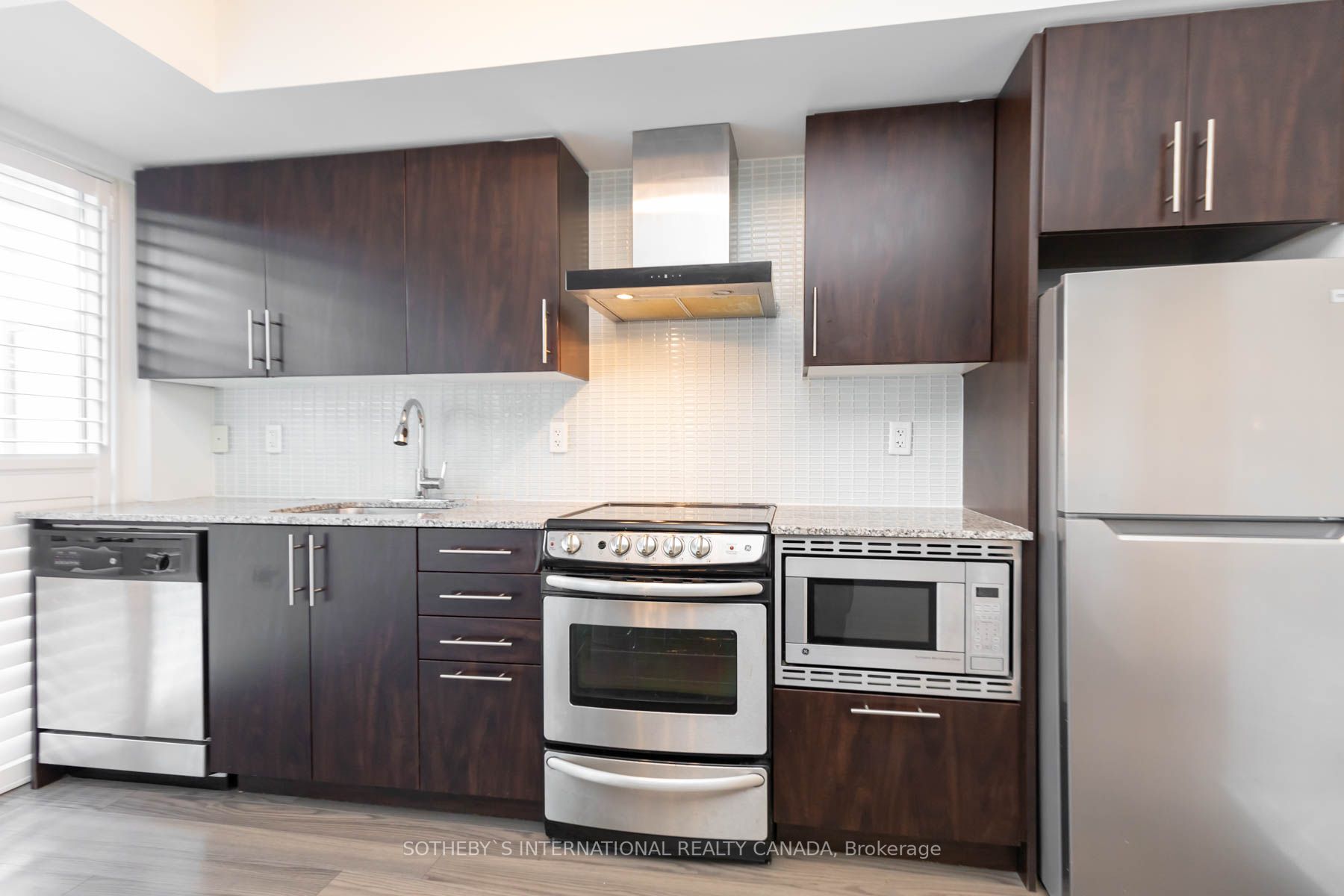 352 Front St W, #414