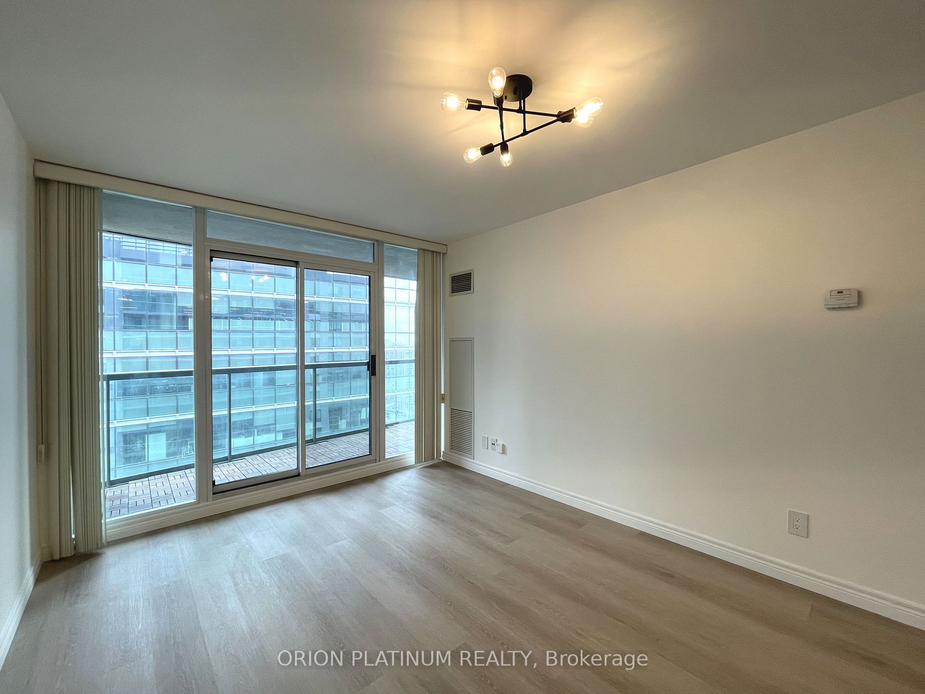 30 Grand Trunk Cres, #3707