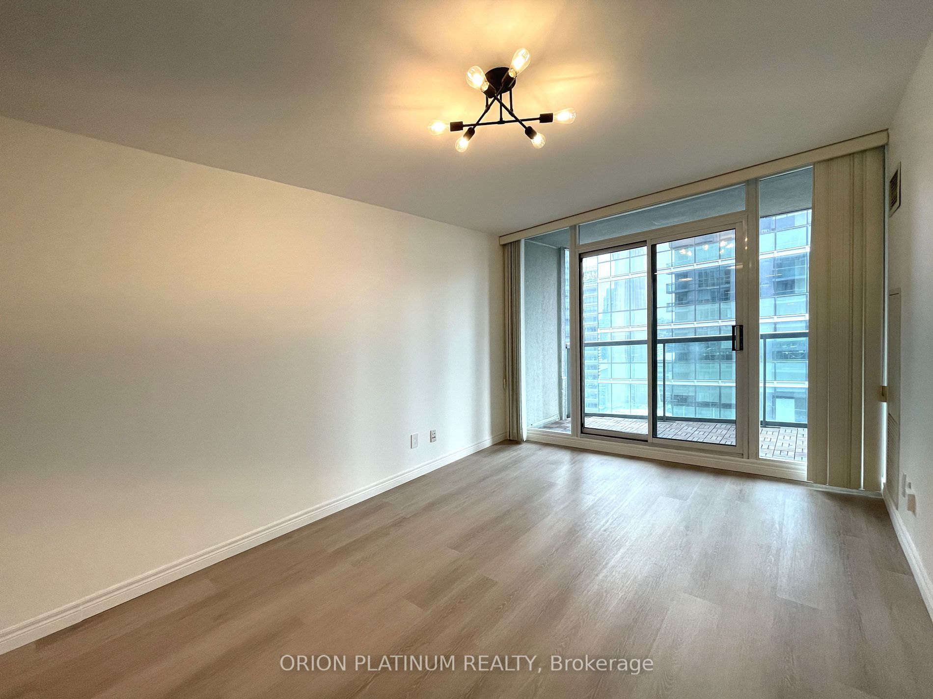 30 Grand Trunk Cres, #3707
