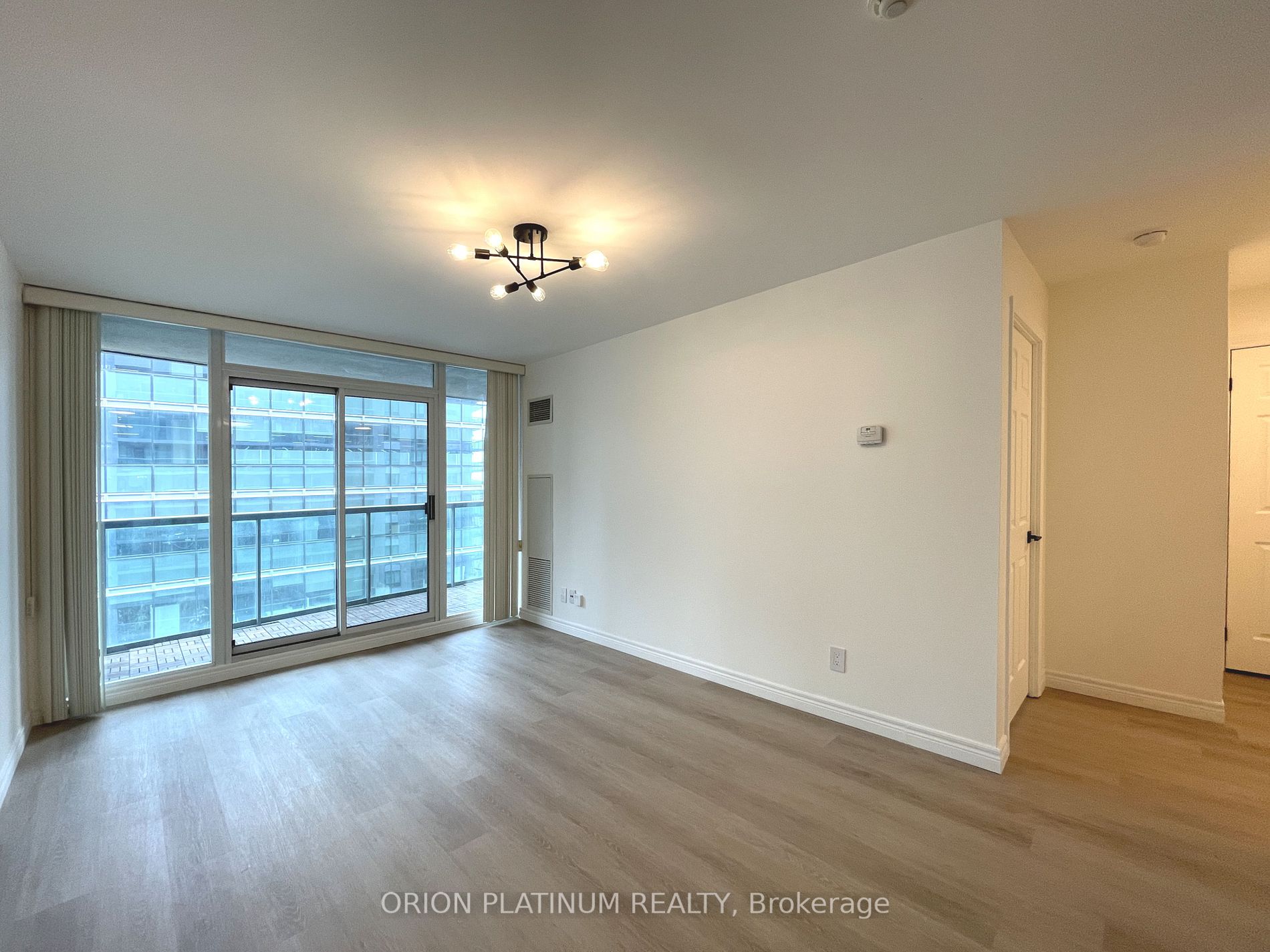 30 Grand Trunk Cres, #3707