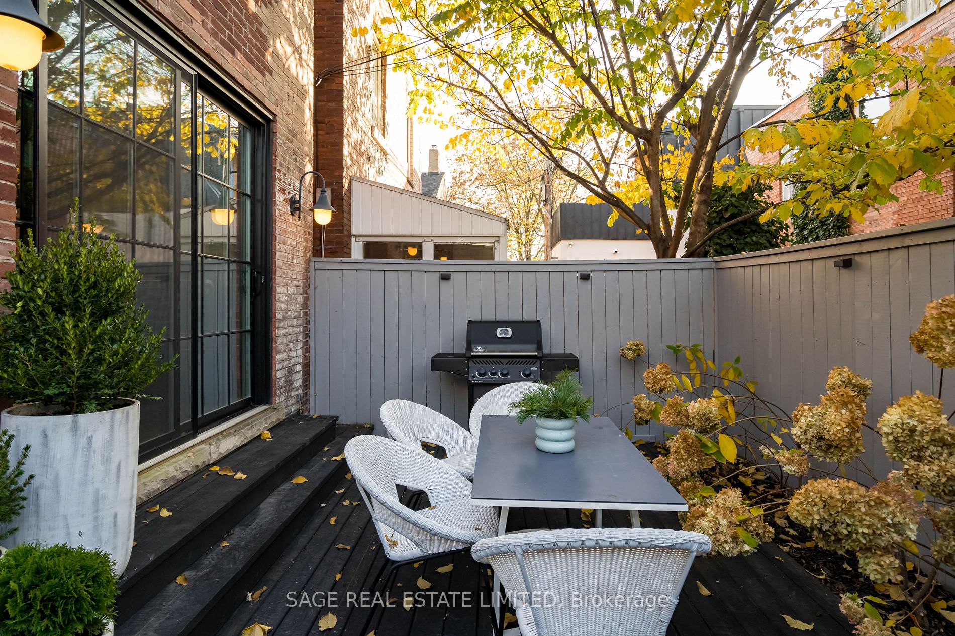 82 Manning Ave