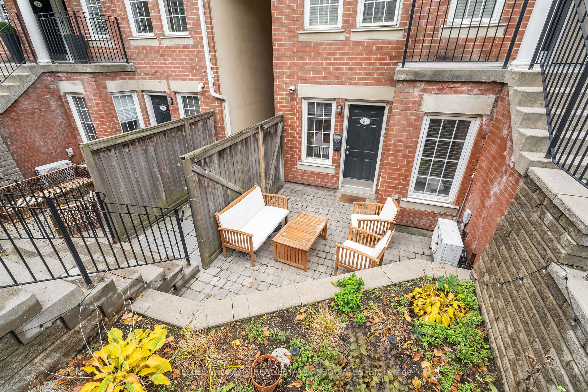 11 Niagara St W, #32