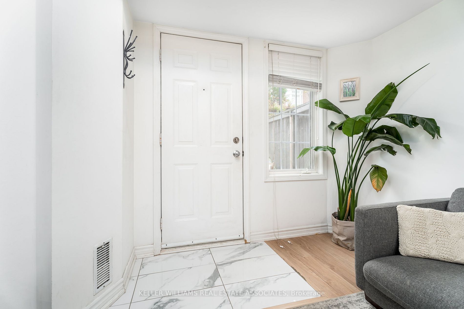 11 Niagara St W, #32
