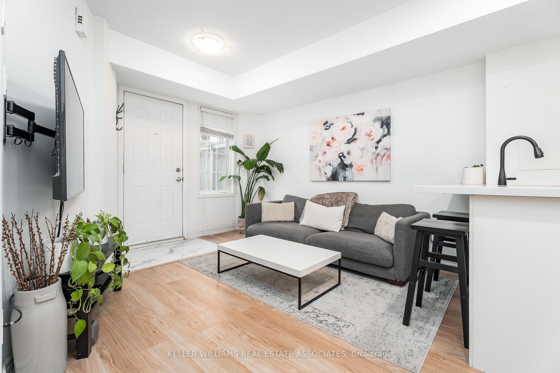 11 Niagara St W, #32