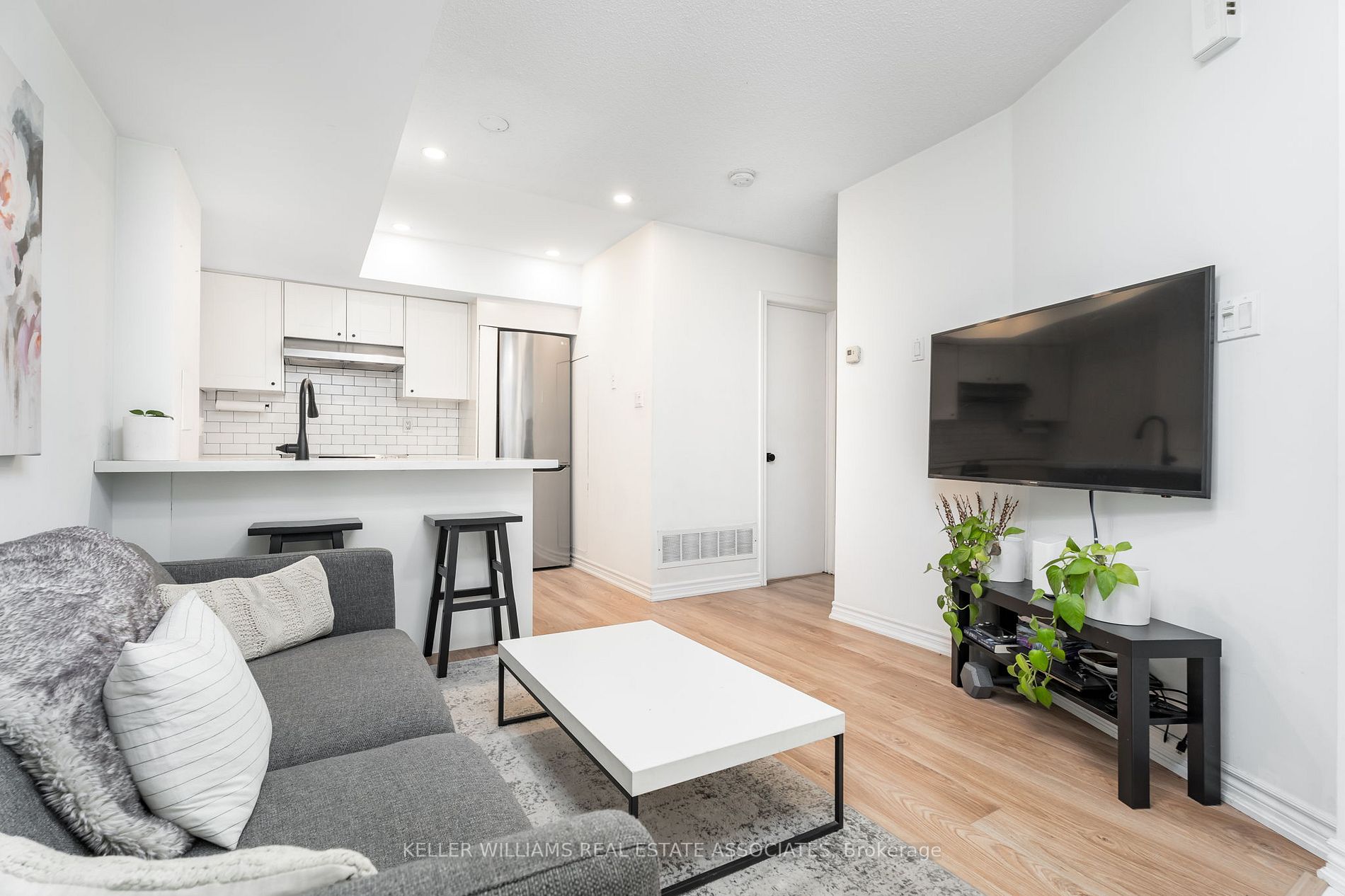 11 Niagara St W, #32