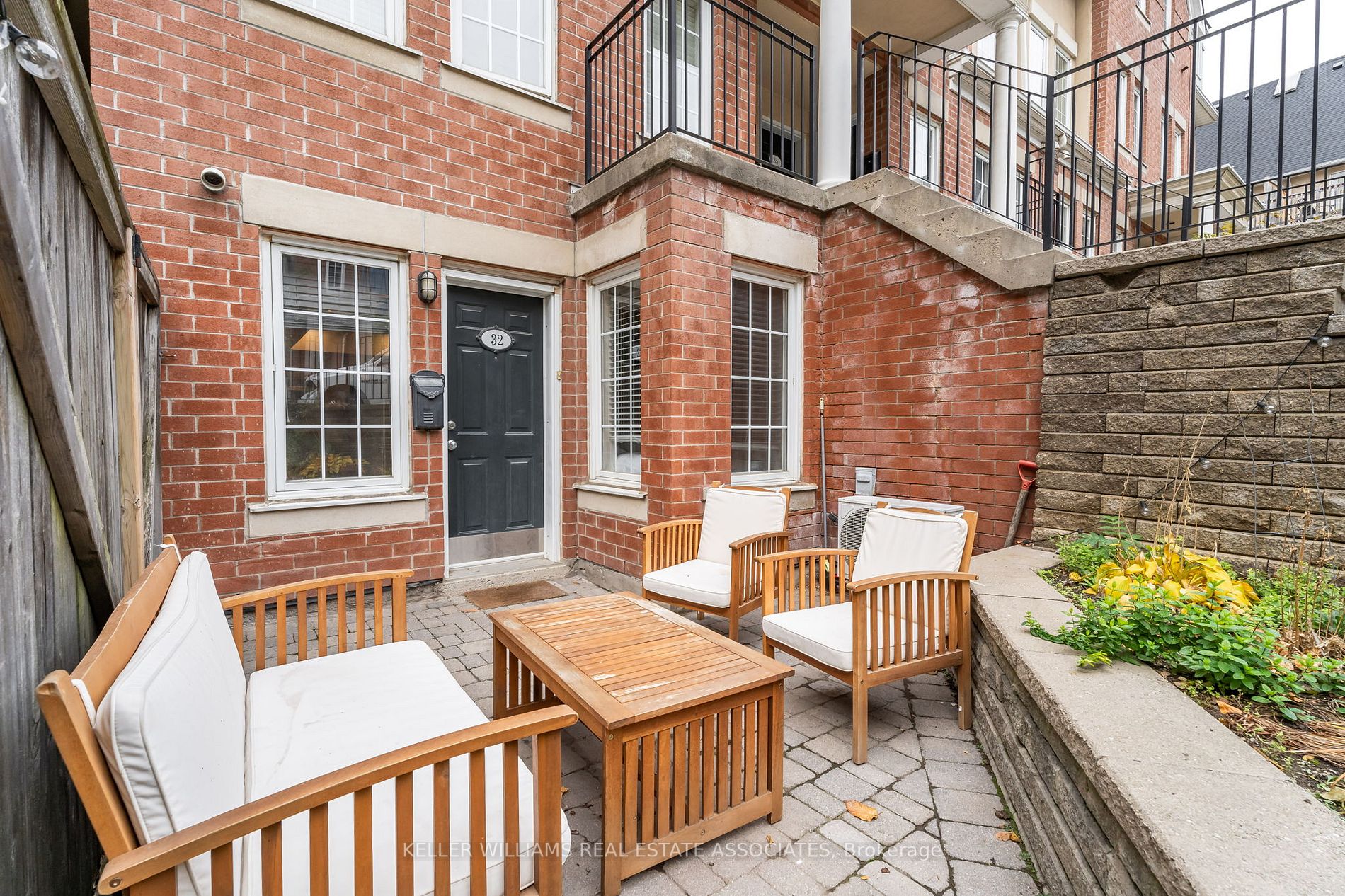 11 Niagara St W, #32