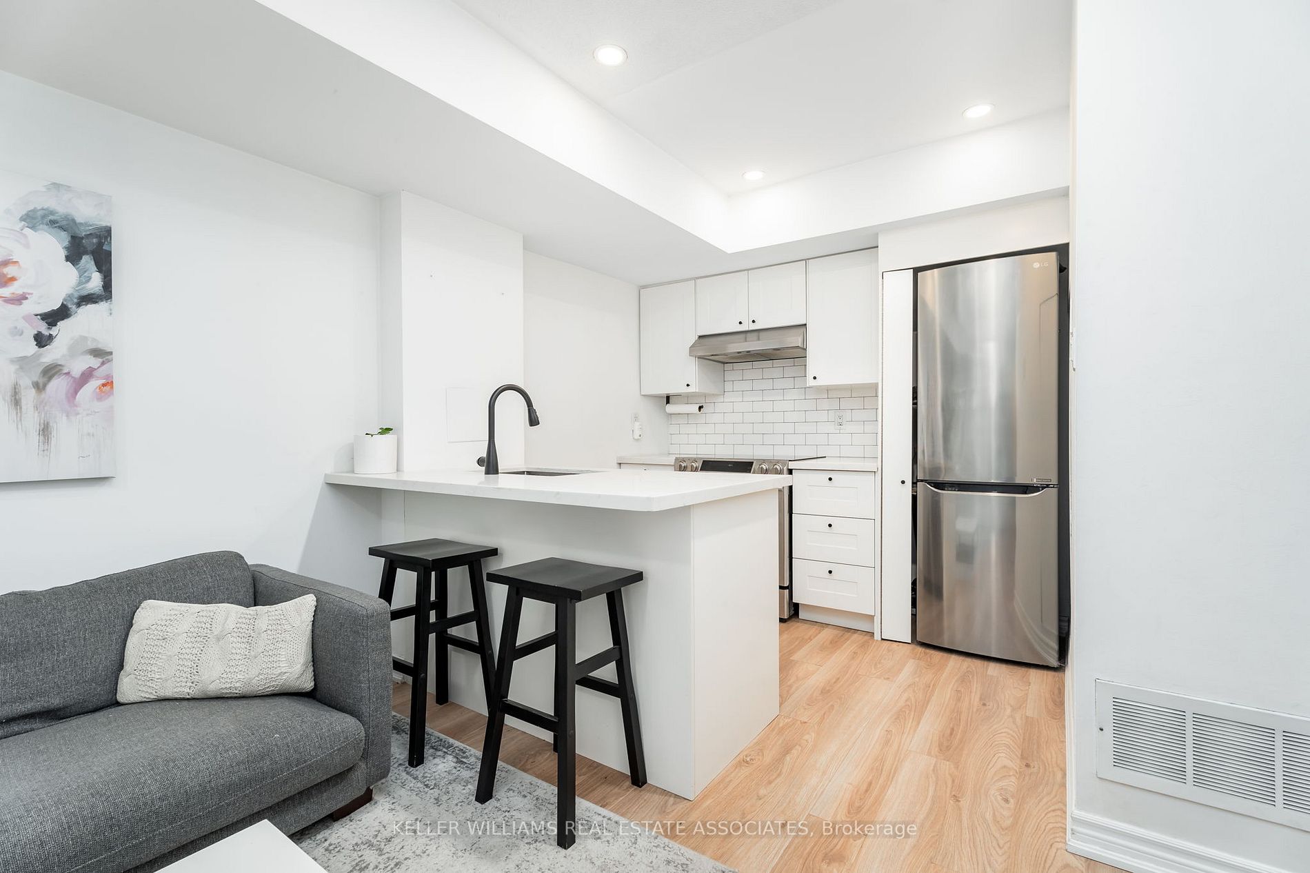 11 Niagara St W, #32