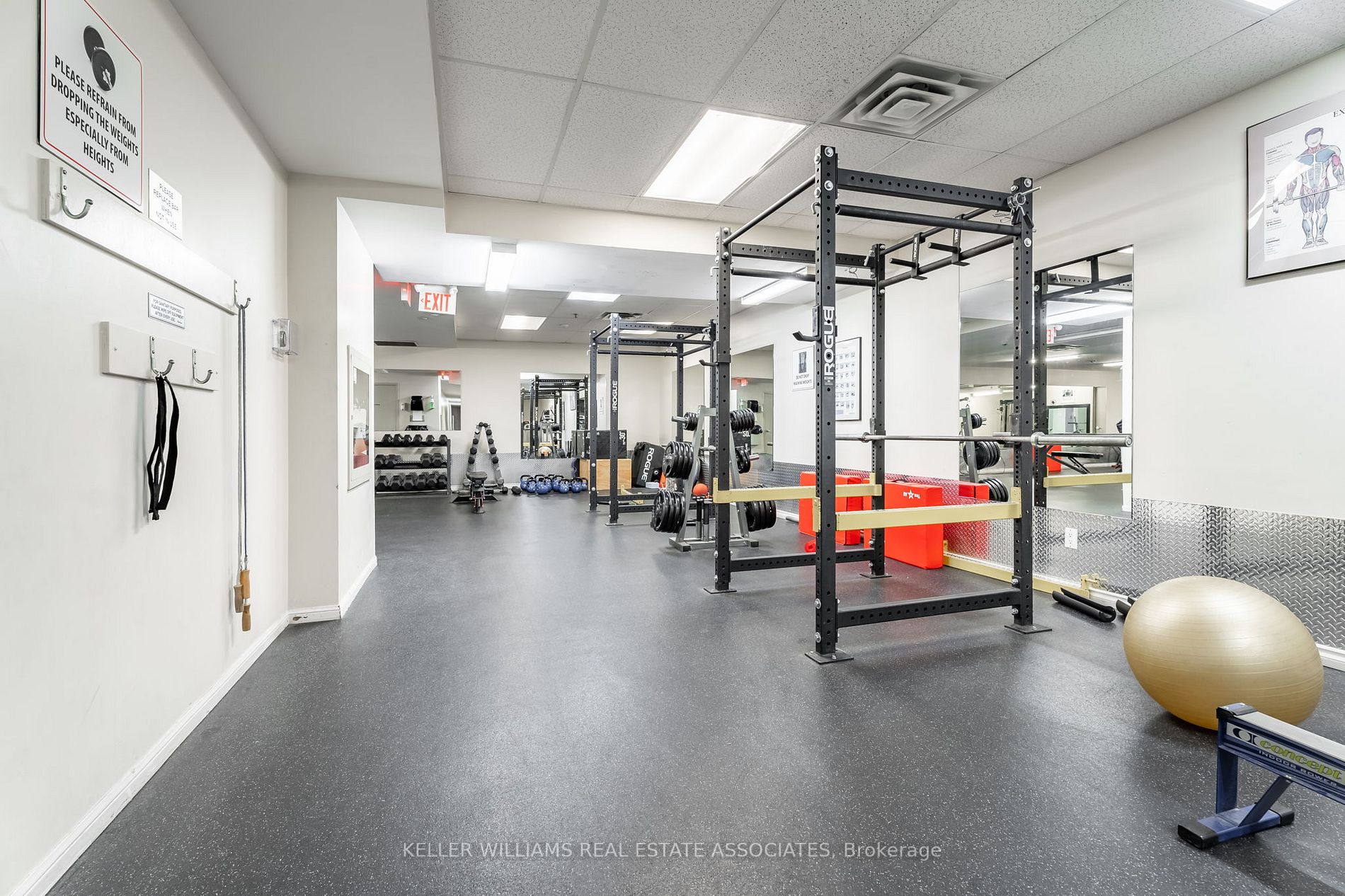 11 Niagara St W, #32