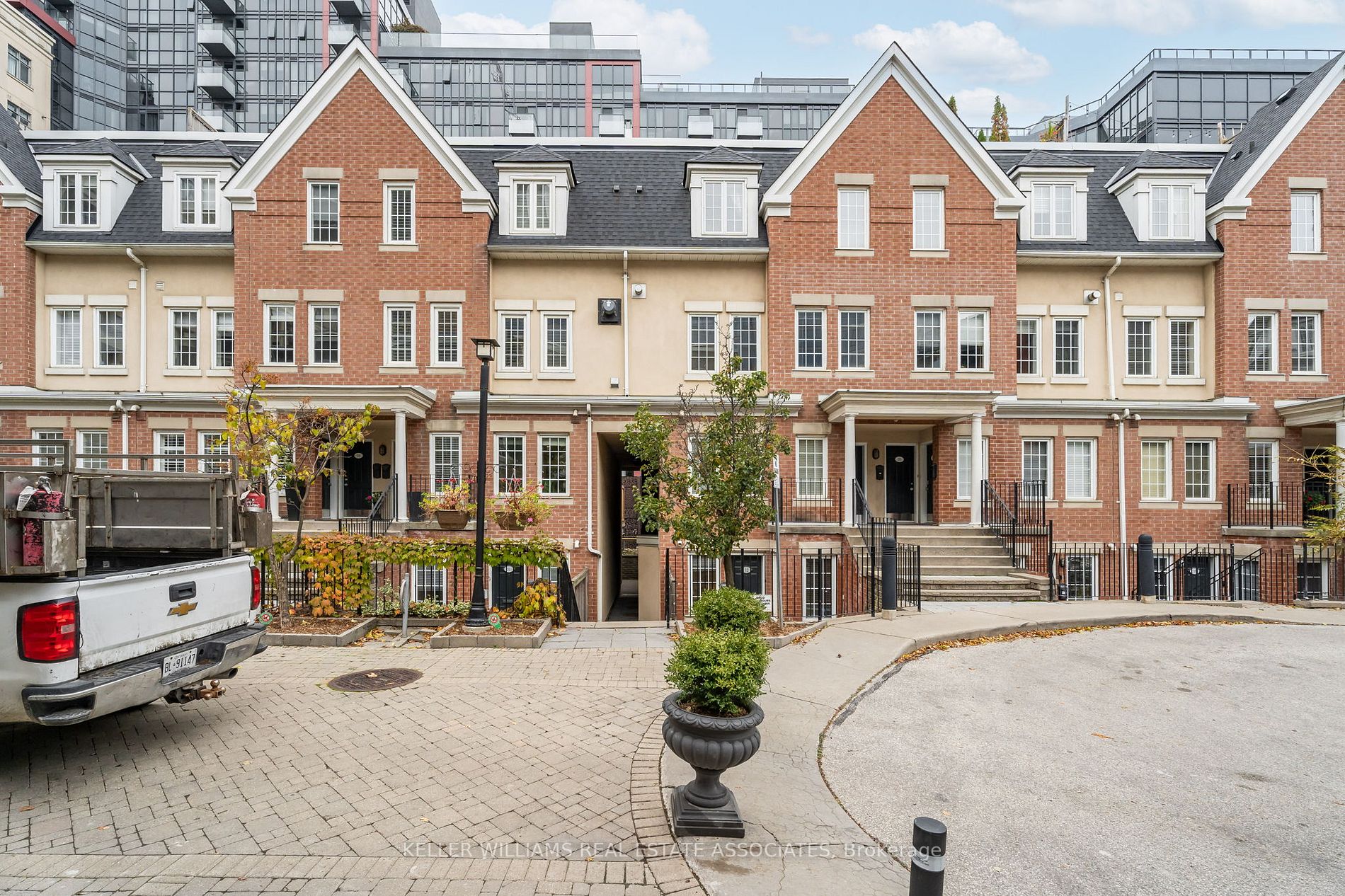 11 Niagara St W, #32