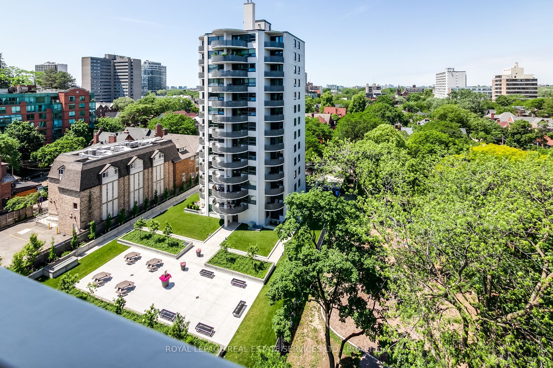 190 St George St, #905