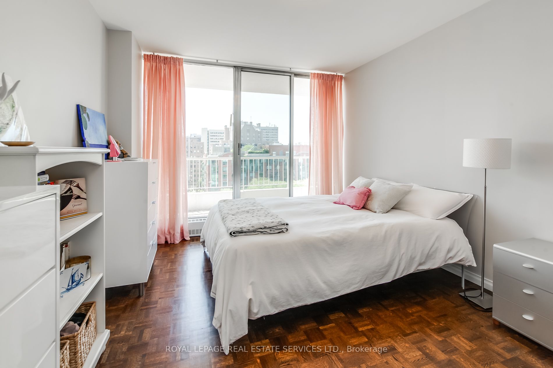 190 St George St, #905