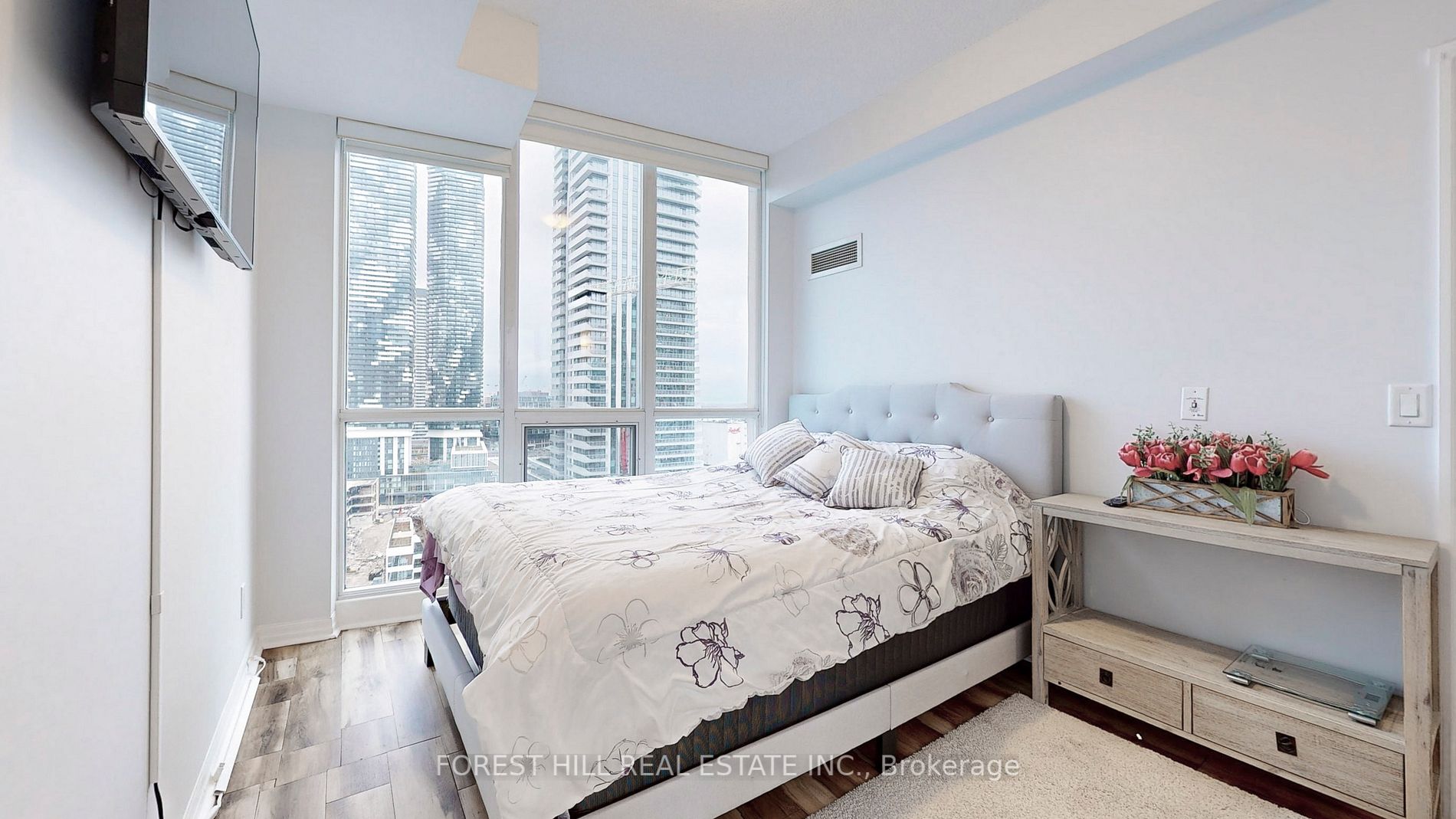 16 Yonge St, #2207