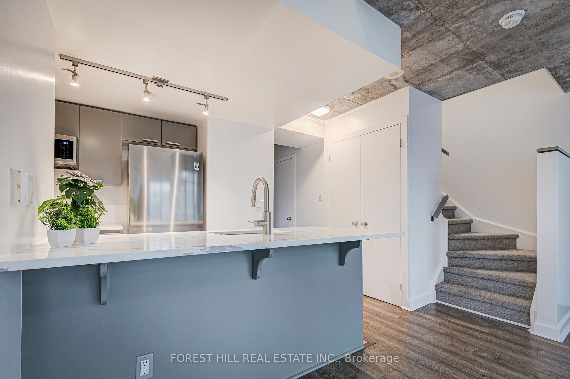255 Richmond St E, #607